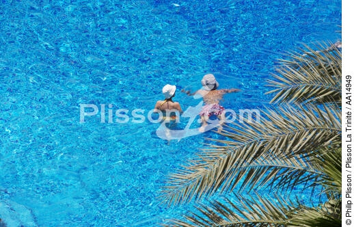 Piscine à Dubaï. - © Philip Plisson / Plisson La Trinité / AA14949 - Nos reportages photos - Femme