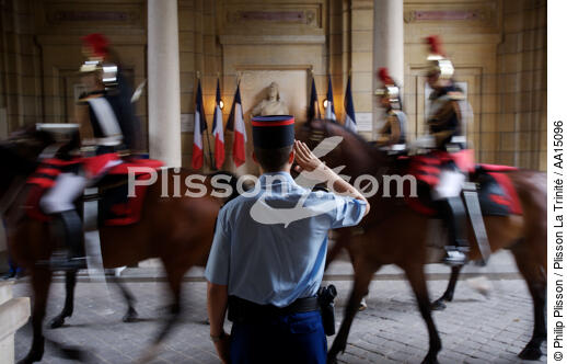 Quartier des Célestins. Départ de l'escorte. - © Philip Plisson / Plisson La Trinité / AA15096 - Nos reportages photos - Régiment de cavalerie
