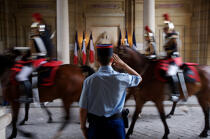 Quartier des Célestins. Départ de l'escorte. © Philip Plisson / Plisson La Trinité / AA15096 - Nos reportages photos - Régiment de cavalerie