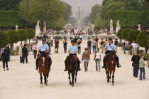 Jardin des Tuileries. Patrouille de sécurité publique. © Philip Plisson / Plisson La Trinité / AA15152 - Nos reportages photos - Garde Républicaine