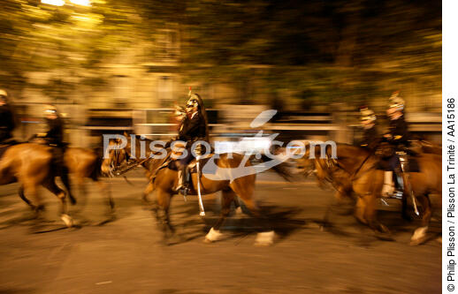 Entrainement de nuit avant le défilé du 14 juillet - © Philip Plisson / Plisson La Trinité / AA15186 - Nos reportages photos - Régiment de cavalerie