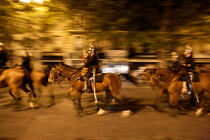 Entrainement de nuit avant le défilé du 14 juillet © Philip Plisson / Plisson La Trinité / AA15186 - Nos reportages photos - Régiment de cavalerie