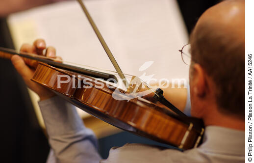 Quartier des Célestins. Orchestre à cordes en répétition. - © Philip Plisson / Plisson La Trinité / AA15246 - Nos reportages photos - Portrait