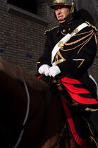 Cavalier en tenue d'hiver. Manteau et beaudrier blanc. © Philip Plisson / Plisson La Trinité / AA15263 - Nos reportages photos - Régiment de cavalerie