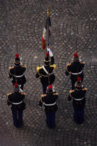 Arc de triomphe. Etendard du régiment d'infanterie © Philip Plisson / Plisson La Trinité / AA15302 - Nos reportages photos - Garde Républicaine