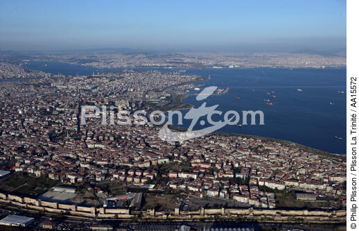 Istanbul - © Philip Plisson / Plisson La Trinité / AA15572 - Nos reportages photos - Istanbul, le détroit du Bosphore