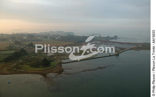 Mist on Arz island. - © Philip Plisson / Plisson La Trinité / AA15633 - Photo Galleries - Tidal mill