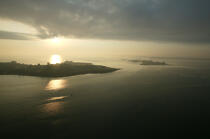 Lever de soleil dans le Golfe du Morbihan. © Philip Plisson / Plisson La Trinité / AA15634 - Nos reportages photos - Astre