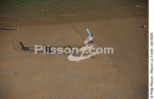 Plongeoir sur la grande plage de Carnac. - © Philip Plisson / Pêcheur d’Images / AA15639 - Nos reportages photos - Plages