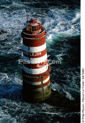 Le phare du Grand Léjon dans les Côtes d'Armor. - © Philip Plisson / Plisson La Trinité / AA15983 - Nos reportages photos - Phare [22]
