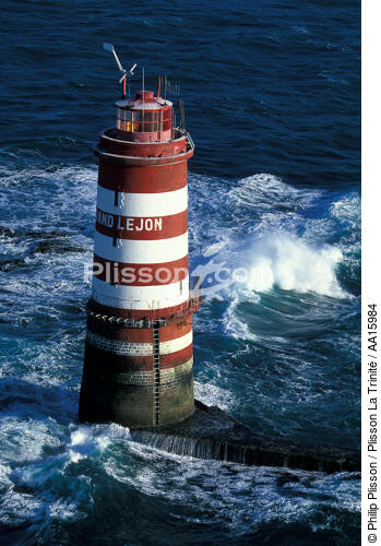 Le phare du Grand Léjon dans les Côtes d'Armor. - © Philip Plisson / Plisson La Trinité / AA15984 - Nos reportages photos - Phare [22]