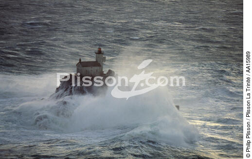 Le phare de Tévennec. - © Philip Plisson / Plisson La Trinité / AA15989 - Nos reportages photos - Sein [Raz de]