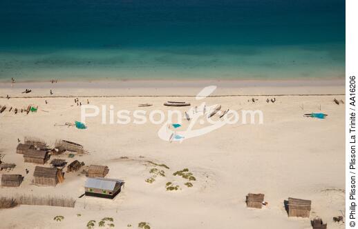 Malagasy shore north of Tuléar - © Philip Plisson / Plisson La Trinité / AA16206 - Photo Galleries - Salary