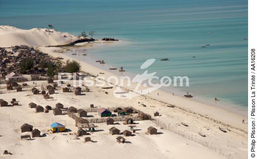Malagasy shore north of Tuléar - © Philip Plisson / Plisson La Trinité / AA16208 - Photo Galleries - Sand