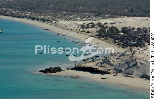 Malagasy shore north of Tuléar - © Philip Plisson / Plisson La Trinité / AA16209 - Photo Galleries - Beach