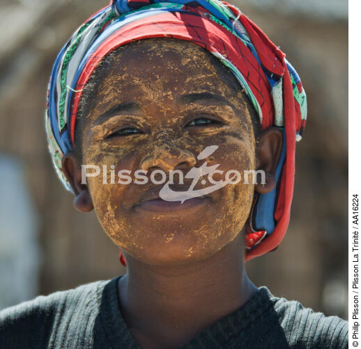 Village Vézo au nord de Tuléar - © Philip Plisson / Plisson La Trinité / AA16224 - Nos reportages photos - Femme