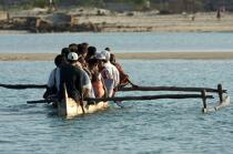 Morondava © Philip Plisson / Plisson La Trinité / AA16320 - Photo Galleries - Rowing boat