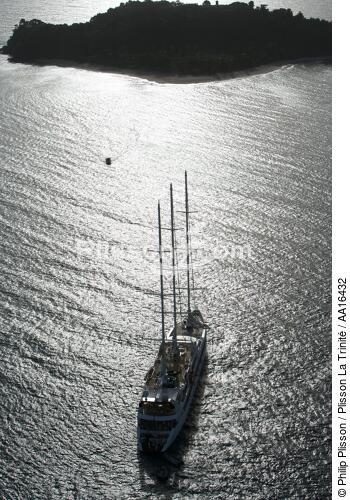Le Ponant aux mouillage a madagascar. - © Philip Plisson / Plisson La Trinité / AA16432 - Nos reportages photos - Grand voilier