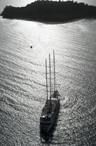 Le Ponant mooring in madagascar © Philip Plisson / Plisson La Trinité / AA16432 - Photo Galleries - Three masts