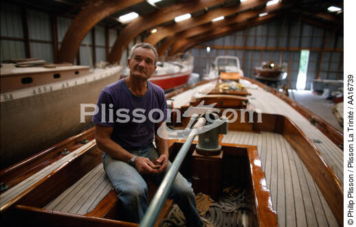 Eric Tabarly sur Pen-Duick en restauration - © Philip Plisson / Plisson La Trinité / AA16739 - Nos reportages photos - Yachting