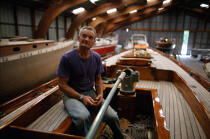 Eric Tabarly on Pen Duick restoration © Philip Plisson / Plisson La Trinité / AA16739 - Photo Galleries - Shipyards