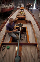 Eric Tabarly sur Pen-Duick en restauration © Philip Plisson / Plisson La Trinité / AA16740 - Nos reportages photos - Yachting