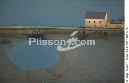 Moulin du Latz sur la riviére de Crach - © Philip Plisson / Plisson La Trinité / AA16776 - Nos reportages photos - Moulin à marée