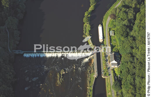 Lock in Hennebont region - © Philip Plisson / Plisson La Trinité / AA16797 - Photo Galleries - River [56]