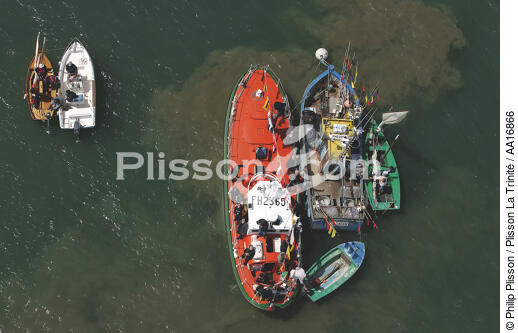 Canot de sauvetage au mouillage devant Port-Navalo. - © Philip Plisson / Plisson La Trinité / AA16866 - Nos reportages photos - SNSM