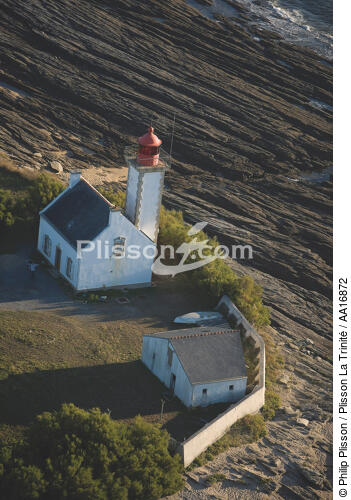 Le phare de la pointe des Chats à Groix. - © Philip Plisson / Plisson La Trinité / AA16872 - Nos reportages photos - Le Morbihan à tire d'ailes Photos de Philip Plisson