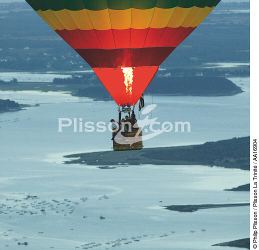 Hot air balloon above the Gulf of Morbihan. - © Philip Plisson / Plisson La Trinité / AA16904 - Photo Galleries - Land activity