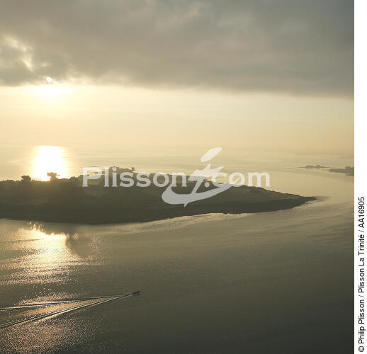 Coucher de soleil sur le Golfe du Morbihan. - © Philip Plisson / Plisson La Trinité / AA16905 - Nos reportages photos - Astre