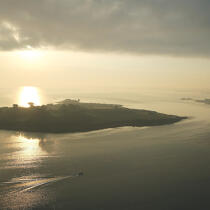 Coucher de soleil sur le Golfe du Morbihan. © Philip Plisson / Plisson La Trinité / AA16905 - Nos reportages photos - Format carré