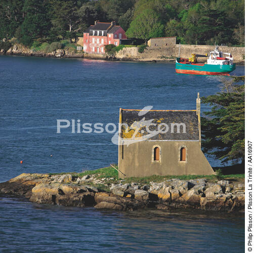 La petite chapelle de Boédic dans le Golfe du Morbihan. - © Philip Plisson / Plisson La Trinité / AA16907 - Nos reportages photos - Format carré