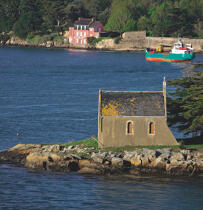 La petite chapelle de Boédic dans le Golfe du Morbihan. © Philip Plisson / Plisson La Trinité / AA16907 - Nos reportages photos - Format carré