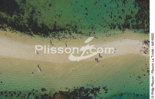 Le Men Du à la Trinité sur mer. - © Philip Plisson / Plisson La Trinité / AA16920 - Nos reportages photos - Le Morbihan à tire d'ailes Photos de Philip Plisson