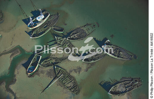 Epaves de thoniers sur le Blavet. - © Philip Plisson / Plisson La Trinité / AA16922 - Nos reportages photos - Rivière [56]