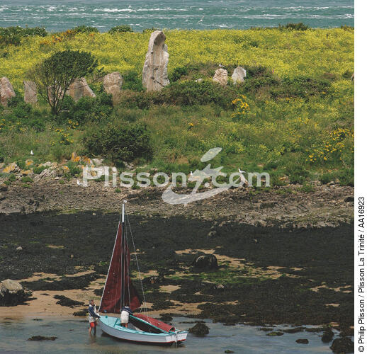 Dinghy before Er-Lannic. - © Philip Plisson / Plisson La Trinité / AA16923 - Photo Galleries - Dinghy or small boat with centre-board