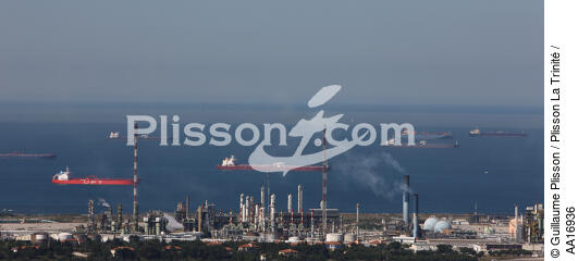 La raffinerie de Fos-sur-mer. - © Guillaume Plisson / Plisson La Trinité / AA16936 - Nos reportages photos - Industrie pétrolière