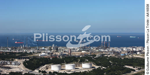 La raffinerie de Fos-sur-mer. - © Guillaume Plisson / Plisson La Trinité / AA16938 - Nos reportages photos - 16/9 horizontal