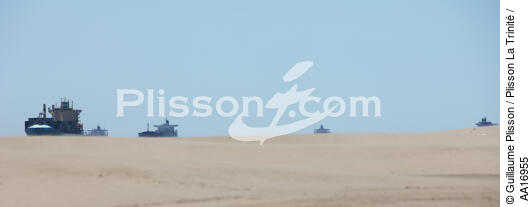 Oil tanker in front of Fos-sur-mer - © Guillaume Plisson / Plisson La Trinité / AA16955 - Photo Galleries - Sand