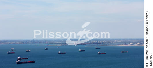 Oil tanker in front of Fos-sur-mer - © Guillaume Plisson / Plisson La Trinité / AA16956 - Photo Galleries - 16/9 horizontal