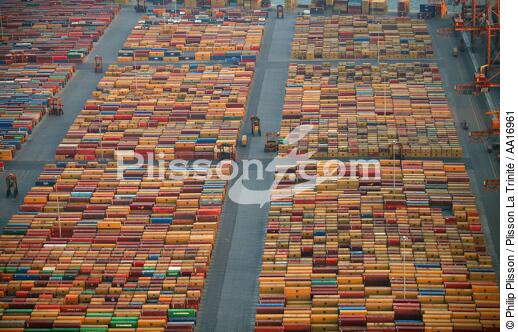 Pirea Container terminal - © Philip Plisson / Plisson La Trinité / AA16961 - Photo Galleries - CMA CGM Marco Polo