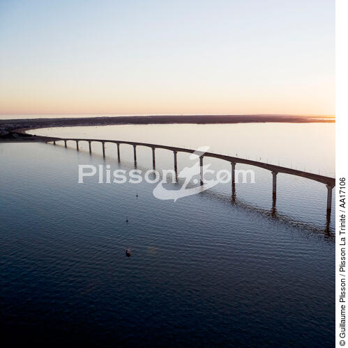 The bridge on the island of Ré - © Guillaume Plisson / Plisson La Trinité / AA17106 - Photo Galleries - Bridge