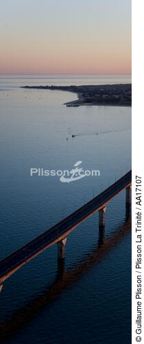 The bridge on the island of Ré - © Guillaume Plisson / Plisson La Trinité / AA17107 - Photo Galleries - Charente Maritime