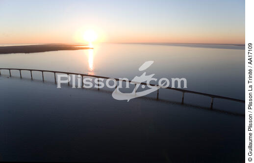 Le pont de l'ile de Ré - © Guillaume Plisson / Plisson La Trinité / AA17109 - Nos reportages photos - Pont