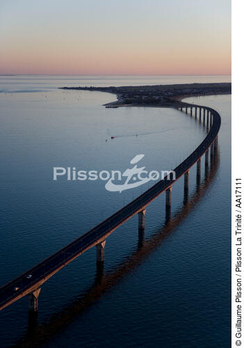 The bridge on the island of Ré - © Guillaume Plisson / Plisson La Trinité / AA17111 - Photo Galleries - Bridge