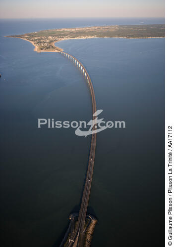 The bridge on the island of Ré - © Guillaume Plisson / Plisson La Trinité / AA17112 - Photo Galleries - Bridge