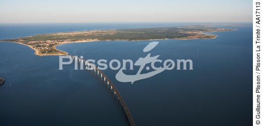 The bridge on the island of Ré - © Guillaume Plisson / Plisson La Trinité / AA17113 - Photo Galleries - Charente Maritime