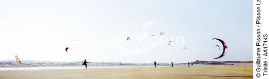 Kitesurfing on the Erdeven beach. - © Guillaume Plisson / Plisson La Trinité / AA17143 - Photo Galleries - Beach